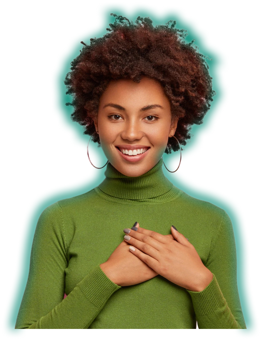 Mulher negra vestida com moletom verde com as mãos no peito e sorrindo.